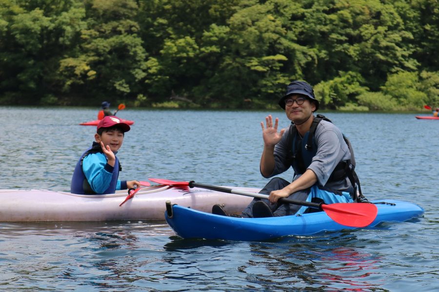 大倉湖でパドルを漕ぐ参加者